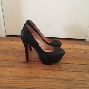 Black faux leather pumps